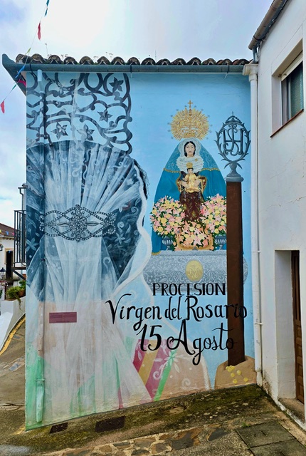 Murals illustrate the town’s important celebrations. Photo © Karethe Linaae